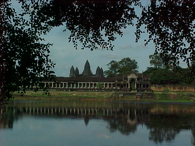 South entrance to Angkor Wat :  (Cambodia, The Travel Addicts)