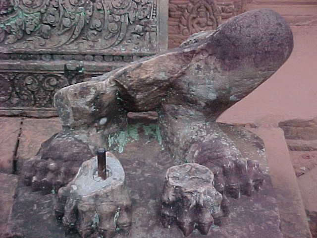Sculpture :  (Cambodia, The Travel Addicts)
