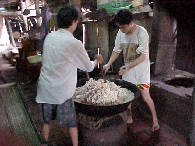 Making rice cakes (Vietnam, The Travel Addicts)