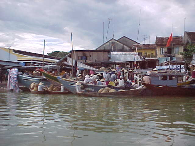 Boat landing :  (Vietnam, The Travel Addicts)