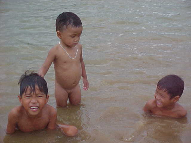 Riverine children (Vietnam, The Travel Addicts)