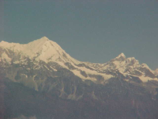 First view of the mountains (Nepal, The Travel Addicts)