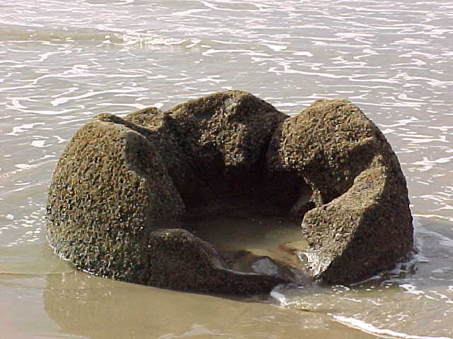 Hollow boulder (New Zealand, The Travel Addicts, South Island)