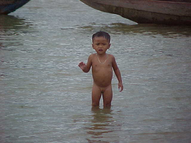 Riverine children (Vietnam, The Travel Addicts)