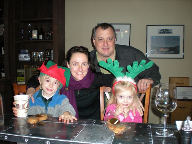 DSCN0016.jpg-Funny Hats : At the Zaca Mesa winery, they gave the kids funny Christmas hats \ 